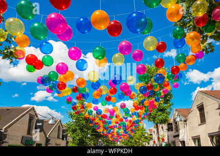 Francia, Parigi Bercy Village, Patricia Cunha di palloncini multicolori galleggiare sopra il Cour St Emilion a Parigi dal 8 Giugno al 31 agosto 2019 Foto Stock