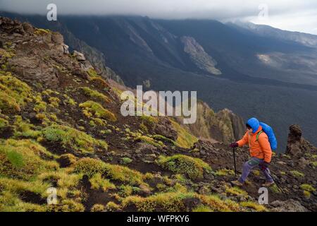 L'Italia, sicilia, Etna Parco Naturale Regionale del Monte Etna, classificato come patrimonio mondiale dall' UNESCO, escursionisti sul bordo della Valle del Bove che corrisponde a un crollo di una delle pareti del Monte Etna creando un campo di rocce vulcaniche di 7 km per 6 km Foto Stock