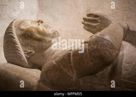 Francia, Aveyron, Belcastel, etichettato i più bei villaggi di Francia, Saint Mary Magdalene Church, tomba dal XV secolo di Alzias de Souhac Foto Stock