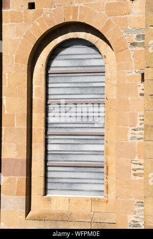 Francia, Aveyron, Conques, etichettato i più bei villaggi di Francia, Abbazia romanica di Saint Foy dal XI secolo, classificato come patrimonio mondiale dall' UNESCO, contemporanea vetrate di Pierre Soulages Foto Stock