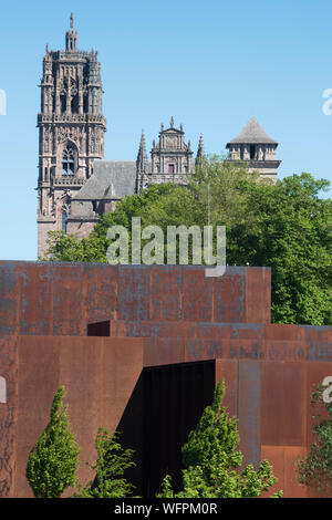 Francia, Aveyron, Rodez, Soulages Museum, Museo marcato della Francia, progettato dagli architetti catalano RCR Arquitectes associato dello studio di architettura Passelac e Roques, Cattedrale di Nostra Signora dell'assunzione di Rodez in background Foto Stock