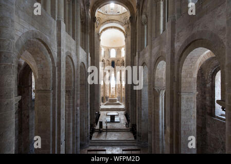 Francia, Aveyron, Conques, etichettato i più bei villaggi di Francia, Abbazia romanica di Saint Foy dal XI secolo, classificato come patrimonio mondiale dall' UNESCO, contemporanea vetrate di Pierre Soulages, abbazia interno Foto Stock