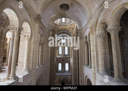 Francia, Aveyron, Conques, etichettato i più bei villaggi di Francia, Abbazia romanica di Saint Foy dal XI secolo, classificato come patrimonio mondiale dall' UNESCO, contemporanea vetrate di Pierre Soulages, abbazia interno Foto Stock