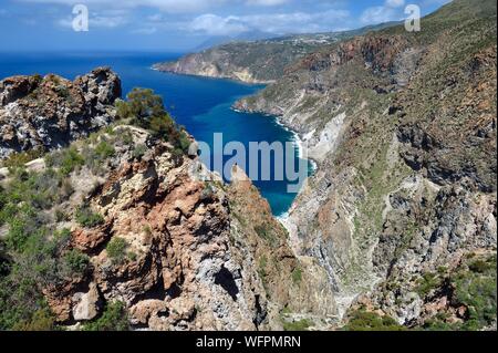 L'Italia, Sicilia e Isole Eolie, classificato come patrimonio mondiale dall UNESCO, Isola di Lipari, alte scogliere della costa sud-ovest Foto Stock