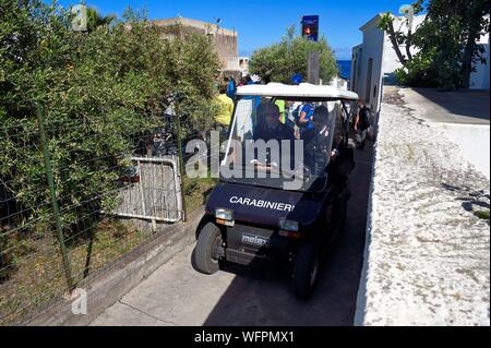 L'Italia, Sicilia e Isole Eolie, classificato come patrimonio mondiale dall UNESCO, Stromboli, pattuglia dei carabinieri in un elettrico carrello da golf nei vicoli del villaggio di Stromboli Foto Stock