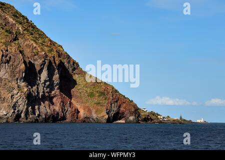 L'Italia, Sicilia e Isole Eolie, elencati come patrimonio mondiale dall' UNESCO, il faro del villaggio di lingua sulla isola di Salina Foto Stock