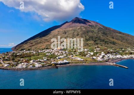 L'Italia, Sicilia e Isole Eolie, classificato come patrimonio mondiale dall UNESCO, Stromboli, il vulcano attivo di Stromboli che si affaccia sul villaggio (vista aerea) Foto Stock