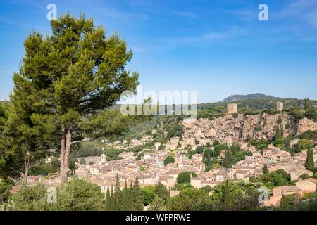 Francia, Var, Provence Verte, Cotignac, il villaggio ai piedi di una rupe di tufo 80 metri di altezza e 400 metri di larghezza e due torri resti del castello feudale Foto Stock