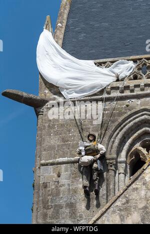 Francia, Manche, Cotentin, Sainte Mere Eglise, uno dei primi comuni della Francia liberata il 6 giugno 1944, modello del paracadutista americano John Steele (1912-1969) dal 505th Parachute reggimento di fanteria che sbarcati sul campanile della chiesa Foto Stock