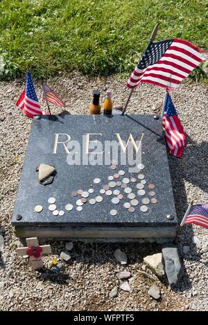 Francia, Manche, Cotentin, Angoville au Plain, memorial a Robert e Wright, US Army medic dal 2° battaglione del paracadute 501Reggimento di Fanteria (PIR) che hanno ricevuto la stella d'argento per il salvataggio di 80 soldati e 1 bambino nella chiesa Foto Stock