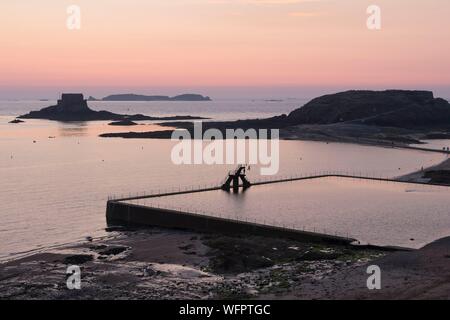 Francia, Ille et Vilaine, Saint Malo, Bon Secours Beach, trampolino e piscina con acqua di mare al tramonto Foto Stock