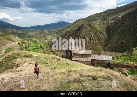 Armenia, regione di Syunik, Vaghatin, xi secolo Vorotnavank monastero domina la valle Vorotan Foto Stock
