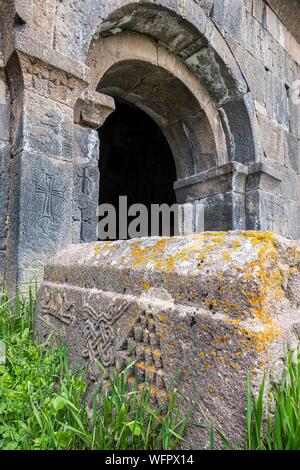 Armenia, regione di Syunik, Vaghatin, XI secolo il monastero Vorotnavank scolpito grave Foto Stock