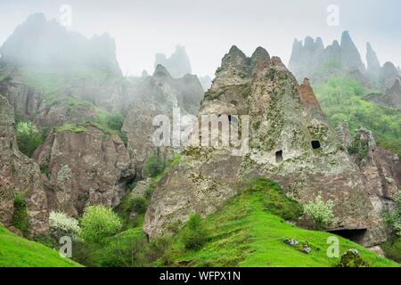 Armenia, regione di Syunik, Goris, Old Goris famoso per le sue antiche abitazioni troglodite in Camini di Fata Foto Stock
