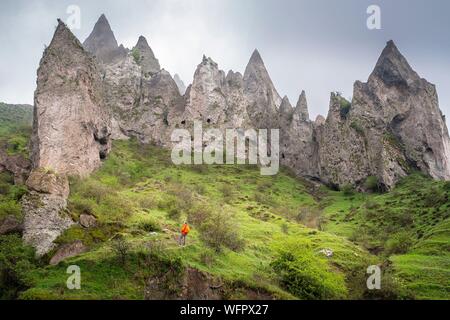 Armenia, regione di Syunik, Goris, Old Goris famoso per le sue antiche abitazioni troglodite in Camini di Fata Foto Stock