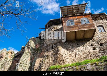 Armenia, regione di Syunik, Goris, case tradizionali con balcone in legno Foto Stock