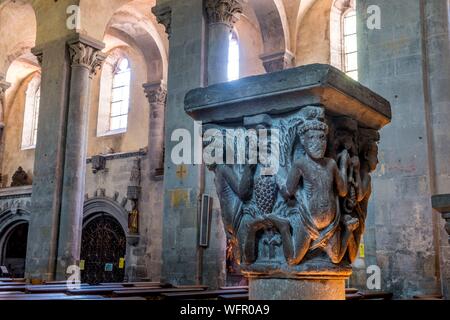 Francia, Puy de Dome, Mozac, Saint Pierre e Saint Caprais chiesa, atlanti scolpiti capitale Foto Stock