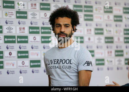 Burnley, Regno Unito. 31 Agosto, 2019. Mohamed Salah di Liverpool arriva allo stadio. Premier League, Burnley v Liverpool a Turf Moor a Burnley, Lancashire sabato 31 agosto 2019. Questa immagine può essere utilizzata solo per scopi editoriali. Solo uso editoriale, è richiesta una licenza per uso commerciale. Nessun uso in scommesse, giochi o un singolo giocatore/club/league pubblicazioni. pic da Chris Stading/Andrew Orchard fotografia sportiva/Alamy Live news Credito: Andrew Orchard fotografia sportiva/Alamy Live News Foto Stock