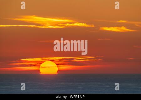 Francia, Pas de Calais, Opale Coast, Grand Sito delle due calotte, Escalles, Cap Blanc Nez, il tramonto sul mare dalle scogliere di Capo Blanc Nez Foto Stock