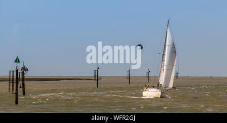 Francia, Somme, Baie de Somme, Saint Valery sur Somme, Ritorno al porto di una barca a vela nel canale della Somme a Cape Hornu Foto Stock