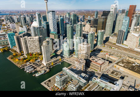 Una vista aerea del lato est del centro di Toronto che mostra il quartiere delle finacial. Lungomare con attività di costruzione. Foto Stock