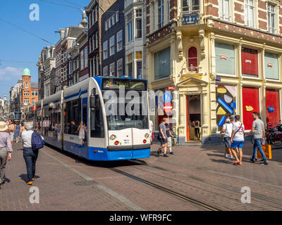 Amsterdam, Paesi Bassi - 21 Luglio 2018: Tram sulla trafficata strada dello shopping di Leidsestraat nel centro di Amsterdam, Paesi Bassi. Foto Stock