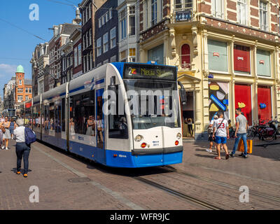 Amsterdam, Paesi Bassi - 21 Luglio 2018: Tram sulla trafficata strada dello shopping di Leidsestraat nel centro di Amsterdam, Paesi Bassi. Foto Stock