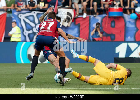 Jon Moncayola (centrocampista; CA Osasuna) e Arthur (centrocampista; FC Barcelona) in azione durante la spagnola La Liga Santander, match tra CA Osasuna e FC Barcellona alla Sadar stadium.(punteggio finale: CA Osasuna 2 - 2 FC Barcelona) Foto Stock