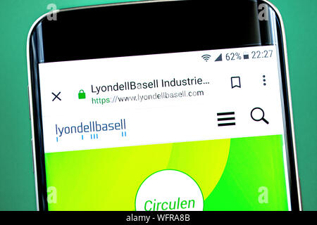 Berdyansk, Ucraina - 1 Luglio 2019: Editoriale illustrativa di Lyondellbasell website homepage. Lyondellbasell logo visibile sullo schermo del telefono. Foto Stock