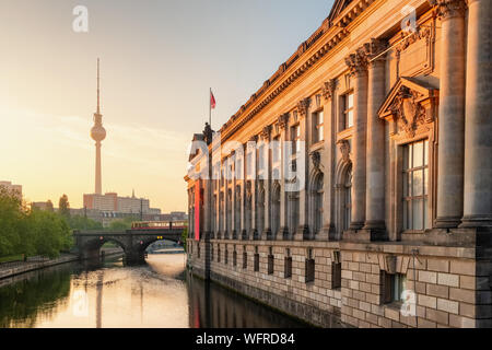 Isola dei musei sul fiume Sprea e torre a sfondo di sunrise a Berlino Foto Stock