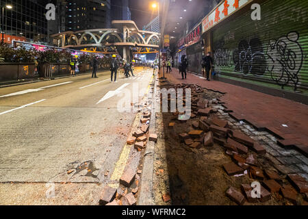 Il lato a piedi è stato danneggiato dalla protester come prendono il mattone come armi per attaccare la polizia.disordini in Hong Kong continua come migliaia di manifestanti hanno preso parte in un illegale? Anti governo dimostrazione. Bombe a benzina è stata generata dai dimostranti e la polizia ha sparato a cicli multipli di pallottole di gomma verso le proteste. Foto Stock