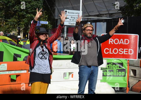 I sostenitori del nord della ribellione, parte del movimento globale estinzione della ribellione, rispondere a un piccolo gruppo di manifestanti contro il 31 agosto, 2019, il secondo giorno di quattro giorni di estinzione della ribellione protesta. I manifestanti chiedono che il governo dice la verità circa l'emergenza climatica, interviene ora, ed è guidato da una assemblea dei cittadini sul cambiamento climatico. Foto Stock