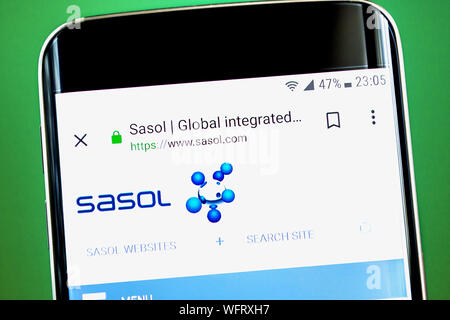 Berdyansk, Ucraina - 1 Luglio 2019: Editoriale illustrativa, Sasol website homepage. Logo Sasol visibile sullo schermo del telefono. Foto Stock