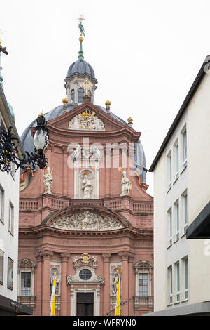 La facciata barocca della chiesa Neumunster, Würzburg, Germania Foto Stock