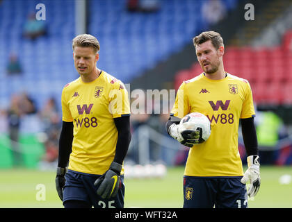 Londra, Regno Unito. Il 31 agosto 2019. Il palazzo di cristallo contro Aston Villa; Portiere Jed sterzare di Aston Villa a parlare con il Portiere Orjan Nyland di Aston Villa durante la pre-match - rigorosamente solo uso editoriale. Nessun uso non autorizzato di audio, video, dati, calendari, club/campionato loghi o 'live' servizi. Online in corrispondenza uso limitato a 120 immagini, nessun video emulazione. Nessun uso in scommesse, giochi o un singolo giocatore/club/league pubblicazioni Credit: Azione Plus immagini di sport/Alamy Live News Foto Stock