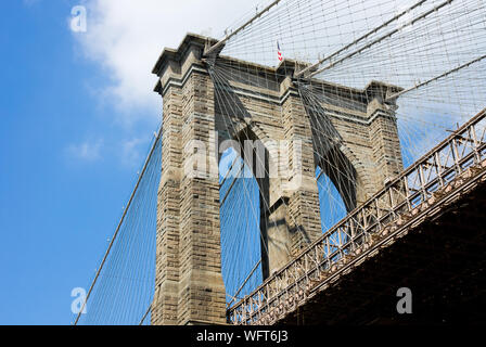 Ponte di Brooklyn in primo piano su Manhattan Foto Stock