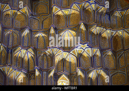 Elaborato da soffitto e da parete ornamenti al Gur-e Amir mausoleo complesso in Samarcanda, Uzbekistan Foto Stock