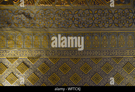 Elaborato da soffitto e da parete ornamenti al Gur-e Amir mausoleo complesso in Samarcanda, Uzbekistan Foto Stock