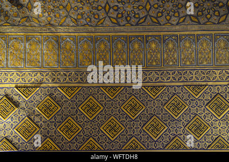 Elaborato da soffitto e da parete ornamenti al Gur-e Amir mausoleo complesso in Samarcanda, Uzbekistan Foto Stock