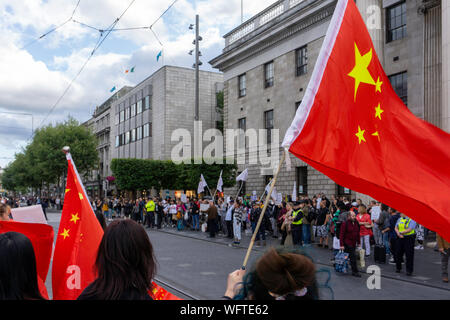 Gruppi rivali di manifestanti, pro governo cinese e pro Hong re la democrazia si confrontano tra loro in Dublino è O'Connell Street. Foto Stock