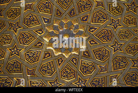 Elaborato da soffitto e da parete ornamenti al Gur-e Amir mausoleo complesso in Samarcanda, Uzbekistan Foto Stock