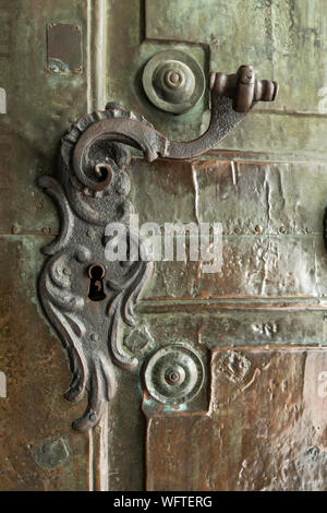 Decorate coperto con una patina di dettaglio in metallo vecchia chiesa di blocco dello sportello anteriore in Brezno, Slovacchia, Europa Foto Stock