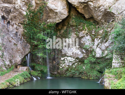 Santa Cueva de la Santina de Cuadonga, grotta del Picos de Europa Mountains Foto Stock