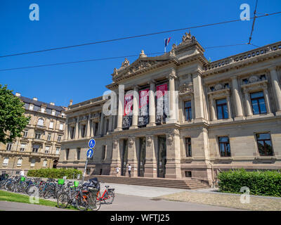 Strasburgo, Francia - 26 luglio 2018: Il punto di riferimento Bibliothèque nationale et universitaire de Strasbourg o la biblioteca nazionale dell'Università di Strasburgo Foto Stock