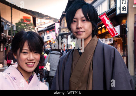 Una giovane coppia che indossa abiti tradizionali giapponesi kimono e yukata, entrambi fatti di cotone e indossati principalmente per le feste. Foto Stock