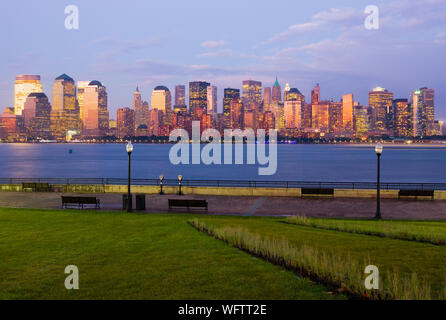 La città di New York al tramonto Foto Stock