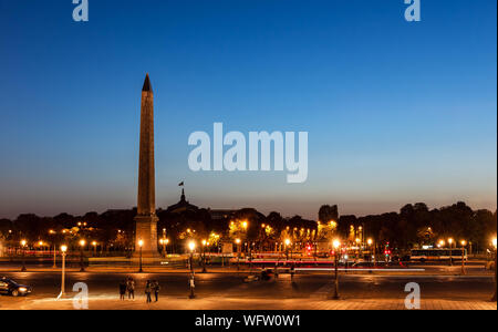 Place de la Concorde e l' obelisco di Luxor di notte - Paris, France Foto Stock