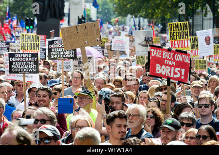 Londra, Regno Unito. 31 Agosto, 2019. I dimostranti prendere parte in una dimostrazione al di fuori della sede del parlamento di Londra, Regno Unito, il 31 agosto, 2019. Migliaia di manifestanti di Sabato sono scesi in piazza in tutto il Regno Unito in segno di protesta contro il primo ministro britannico Boris Johnson per la decisione di sospendere il parlamento. Credito: Xinhua/Alamy Live News Foto Stock