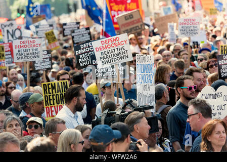 Londra, Regno Unito. 31 Agosto, 2019. I dimostranti prendere parte in una dimostrazione al di fuori della sede del parlamento di Londra, Regno Unito, il 31 agosto, 2019. Migliaia di manifestanti di Sabato sono scesi in piazza in tutto il Regno Unito in segno di protesta contro il primo ministro britannico Boris Johnson per la decisione di sospendere il parlamento. Credito: Xinhua/Alamy Live News Foto Stock