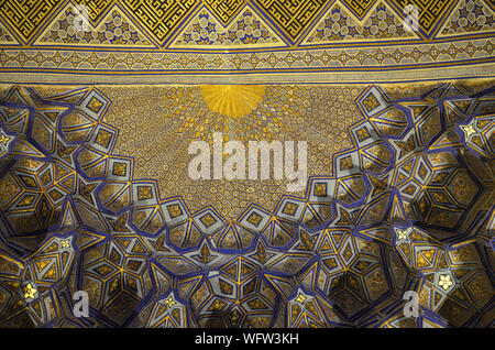 Elaborato da soffitto e da parete ornamenti al Gur-e Amir mausoleo complesso in Samarcanda, Uzbekistan Foto Stock